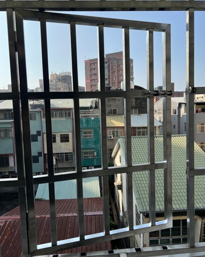 台中梧棲鐵窗留出口, 台中梧棲鐵窗開安全門, 台中梧棲防盜窗加開小門, 台中梧棲鐵窗改逃生窗價格?, 台中梧棲鐵窗修改, 台中梧棲白鐵窗修改